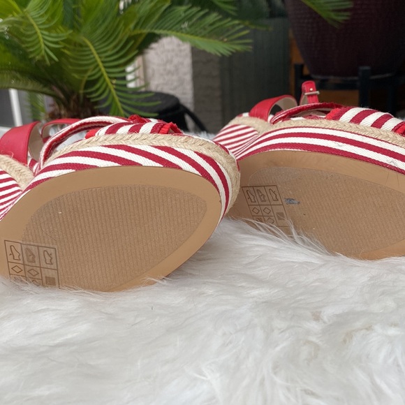 ❣️▫️❣️ALDO RED-N-WHITE ANKLE STRAP CANDY STRIPE WEDGES❣️▫️❣️ - Picture 4 of 5